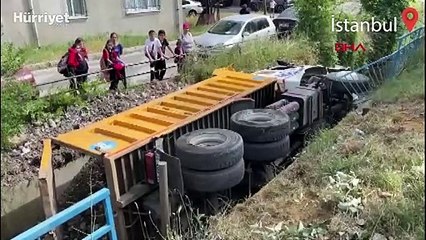 Beykoz'da hafriyat kamyonu dereye düştü