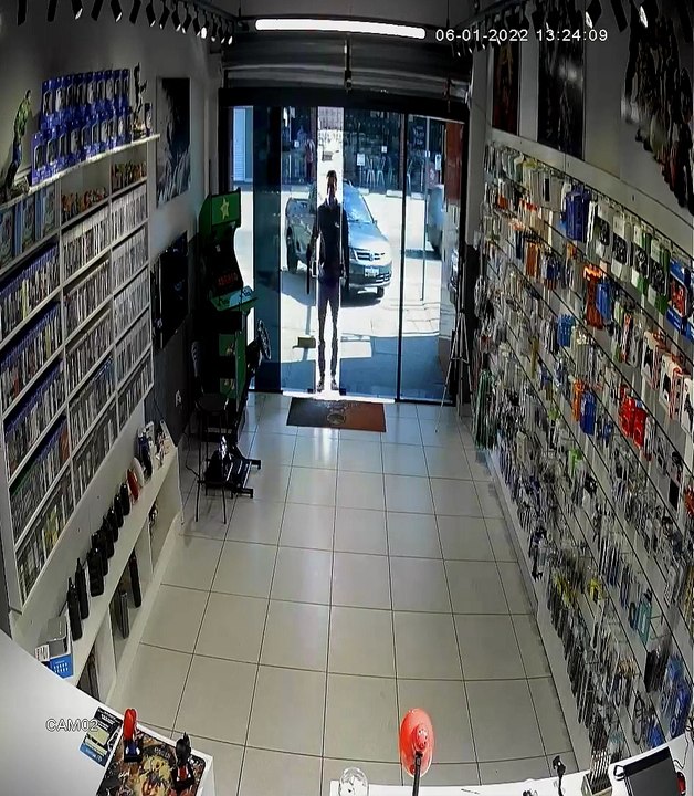 Câmeras de segurança flagram assalto a loja de eletrônicos em Igarapé
