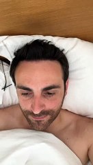 Camille Combal réveillé par sa femme Marie qui chante une chanson à leur bébé - Instagram