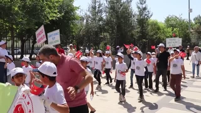 İlkokul öğrencileri farkındalık için çevre temizliği yaptı