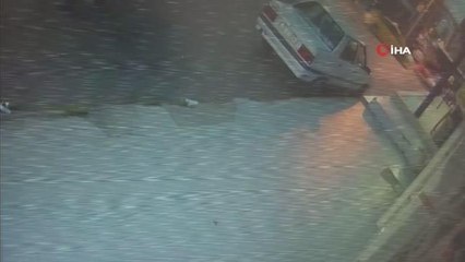 Direksiyon hakimiyetini kaybeden araç sürücüsü dükkana böyle girdi