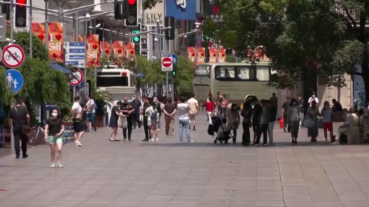 رفع قيود كورونا..  شنغهاي تلملم بقايا معاناة استمرت شهرين من الإغلاق الشامل