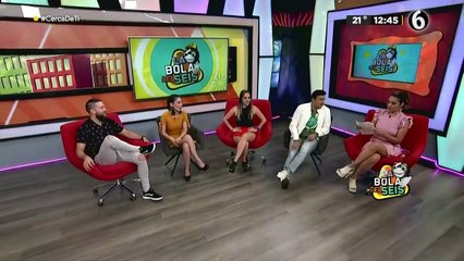 Maestro viste a joven de condón para enseñar el uso de perservativos a sus alumnos