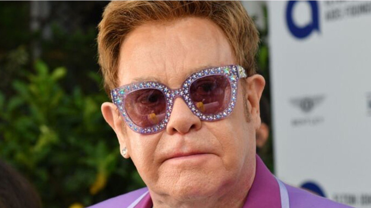 GALA VIDÉO - Elton John en fauteuil roulant : ces photos qui inquiètent