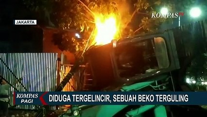 Tergelincir Saat Dinaikkan Ke Atas Truk, Sebuah Beko Terguling di Jakarta Timur