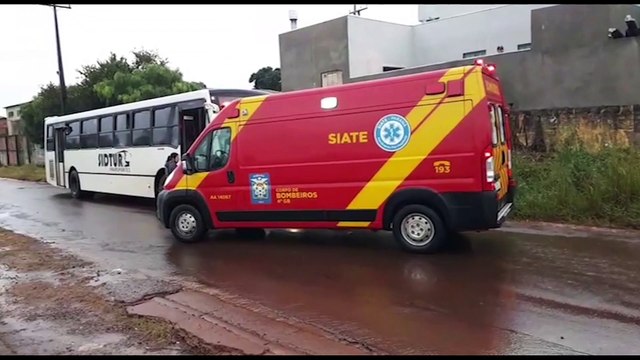 Homem fica gravemente ferido após ser atropelado por ônibus na Avenida Piquiri