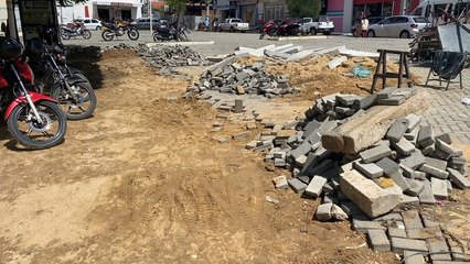 Prejudicados, mototaxistas cobram conclusão de obra na Praça da Telemar, no centro de Cajazeiras