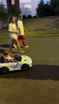 Filha de Virgínia Fonseca e Zé Felipe, Maria Alice, 1 ano, 'dirigiu' carro de luxo ao lado dos pais