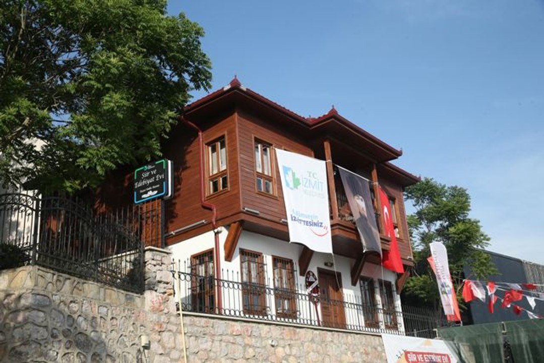 CHP'li Ahmet Akın, Kocaeli'de şiir ve edebiyat evi açılışına katıldı