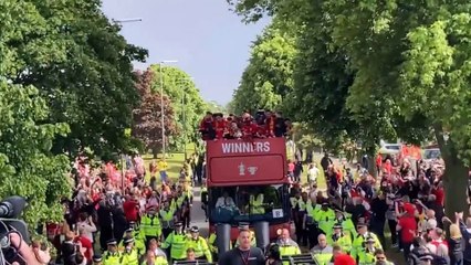 VIDEO PARADE BUS LIVERPOOL ARAK TROFI FA CUP DAN CARABAO CUP DISAMBUT RATUSAN RIBU FANS LIVERPOOL