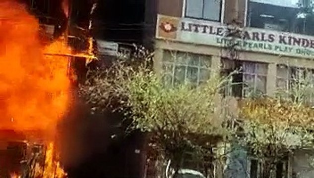 ब्रेकरी की दुकान में भीषण आग, आग चार मंजिला बिल्डिंग में फैली