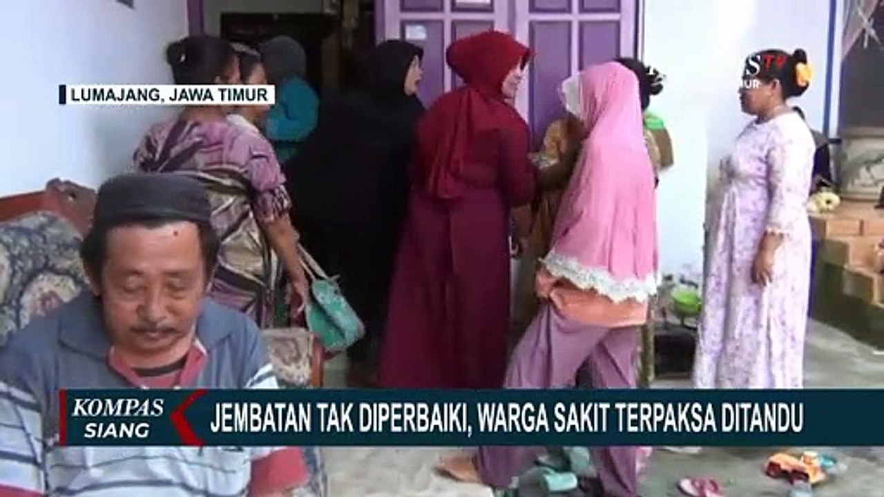 Dramatis! Seorang Ibu Pasca Melahirkan Ditandu Lewati Aliran Sungai