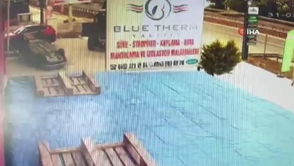 Ordu'da dehşet anları: Kepçe operatörü içinde sürücüsünün olduğu otomobili takla attırdı