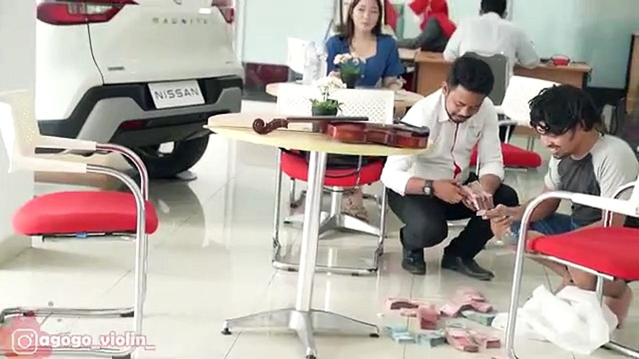 Gembel_Beli_Mobil,_Awalnya_Di_Usir,_Ternyata_Uangnya_Sekarung._Ceweknya_Langsung_Kelepek-Kelepek