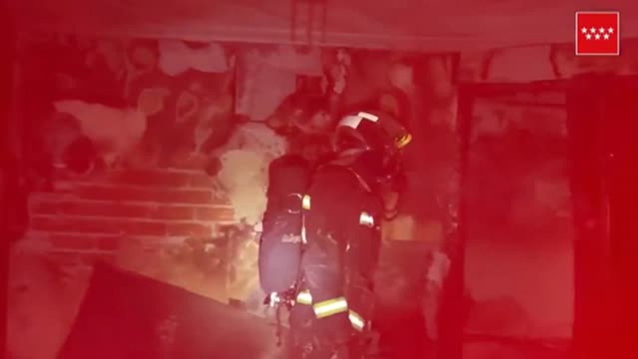 Los bomberos sofocan un incendio de seis plantas en Torrejón de Ardoz, Madrid