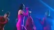 Italie - En plein concert à Milan, la chanteuse Dua Lipa chute sur la scène pendant sa chorégraphie - Regardez