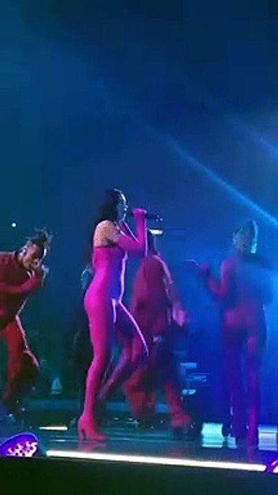 Italie - En plein concert à Milan, la chanteuse Dua Lipa chute sur la scène pendant sa chorégraphie - Regardez