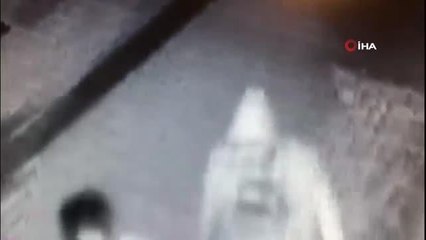 Sultanbeyli'de otomobilden para ve giysi hırsızlığı kamerada