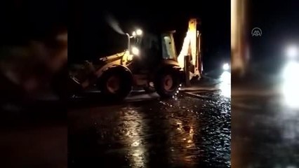 AFYONKARAHİSAR - Şiddetli yağış nedeniyle konteynerde mahsur kalan 9 kişi kurtarıldı