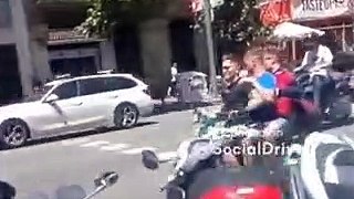 Tres jóvenes en una moto de alquiler y sin casco por Barcelona