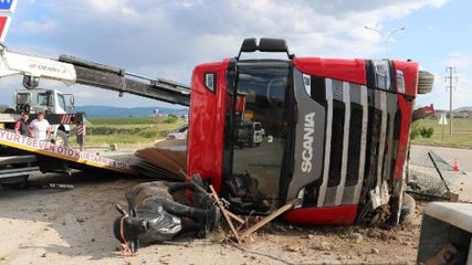 4 kişinin içinde uyuduğu otomobilin üzerine MDF yüklü TIR devrildi
