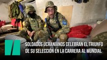 Soldados ucranianos celebran el triunfo de su Selección en la carrera al Mundial