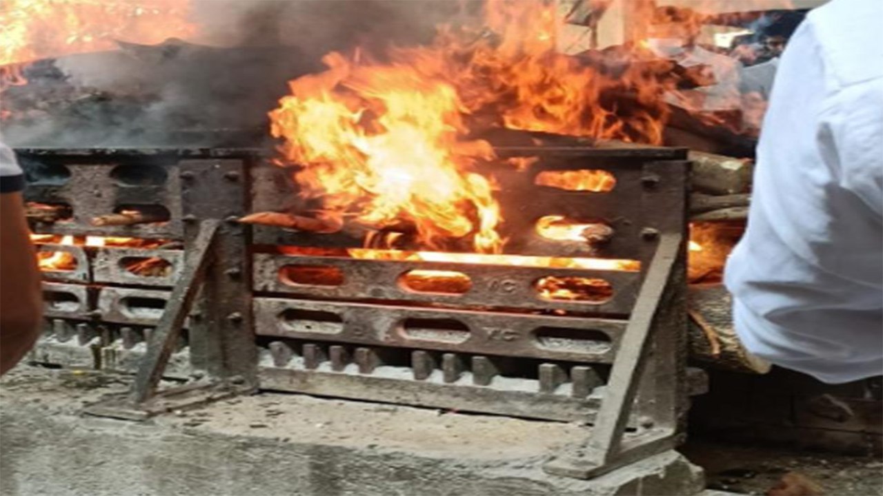 KK Funeral: पंचतत्व में विलीन हुए सिंगर KK; नम आंखों से सबने कहा अलविदा KK | FilmiBeat #News