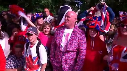 Fans gather on The Mall ahead of Jubilee celebrations