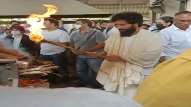 Singer KK Funeral: Singer को जवान बेटे Nakul ने दी मुखाग्नि, बहन ने रोते भाई को संभाला | FilmiBeat