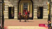 Une jeune cavalière a eu du mal à garder son cheval droit, juste avant la calèche officielle de Kate Middleton et de ses enfants.