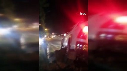 Şaşkına çeviren kaza! Çarptığı direği yerinden çıkardı, aracını üzerinden kurtarıp kaçtı