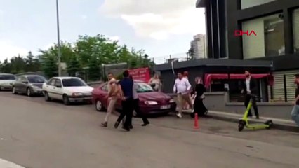 Adliye önünde tekme tokat kavga ettiler