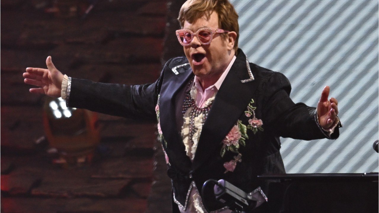 Voici : Elton John en fauteuil roulant avant son concert pour le jubilé d'Elizabeth II, les images inquiétantes