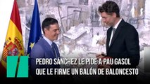 Pedro Sánchez le pide a Pau Gasol que le firme un balón de baloncesto
