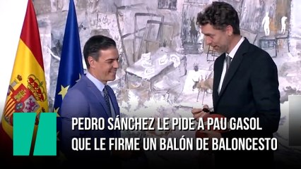 Pedro Sánchez le pide a Pau Gasol que le firme un balón de baloncesto