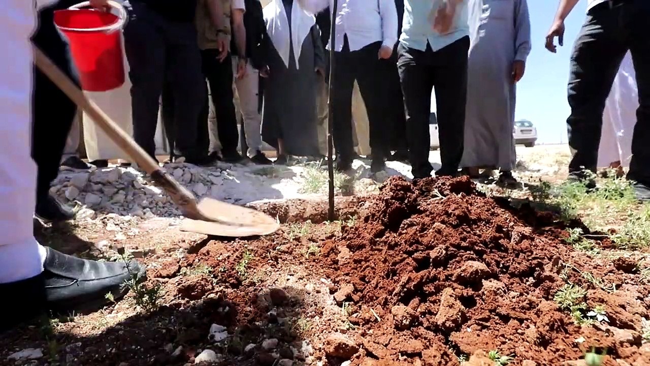 İHH, Suriye'nin kuzeyinde briket evler çevresine cami inşa etti