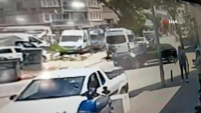 Motosikletlinin park halindeki minibüse çarpma anı kamerada