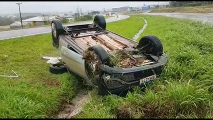 Saveiro que capotou na PRc-467, ontem, segue abandonada no canteiro central