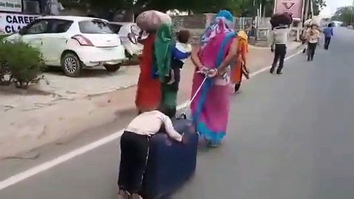 നടന്നുതളര്‍ന്ന് ഉറങ്ങിയ മകനെ ട്രോളി ബാഗില്‍ കിടത്തി വലിച്ചുകൊണ്ട് പോകുന്ന അമ്മ; കണ്ണീരണിയിക്കുന്ന ദൃശ്യം