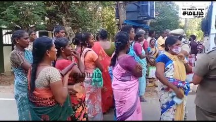 உப்பள நிறுவனம்; ஆட்சியர் அலுவலகத்தில் மறியல்;  50 பேர் கைது!