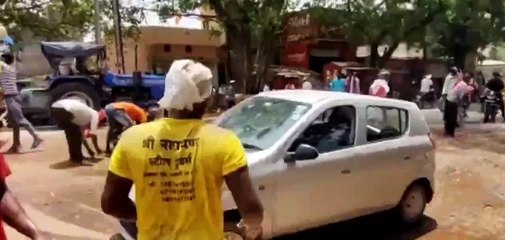 सड़क पर बिछ गई मछलियां, लोगों में लगी रही लूटने की होड़... देखे वायरल वीडियो