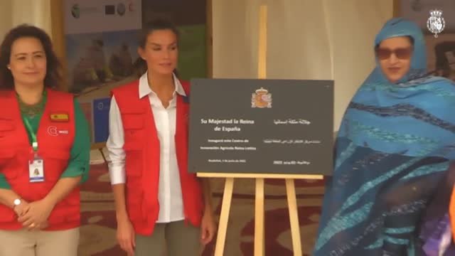 La reina Letizia visita los huertos de Mauritania en medio de una tormenta de arena