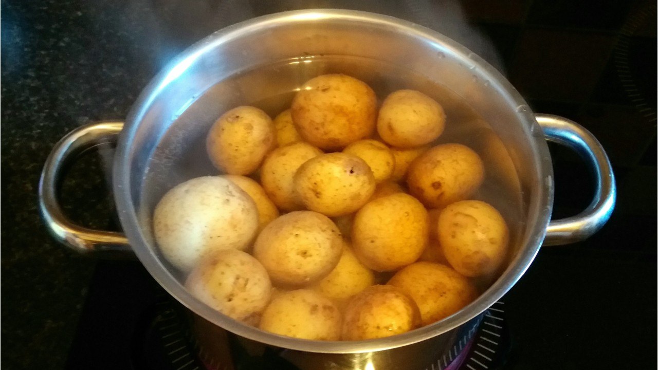 Immer schälen: wie nährstoffe in frühkartoffeln erhalten bleiben