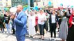 Bolu Belediye Başkanı Tanju Özcan kendisini protesto edenlere dans ederek karşılık verdi