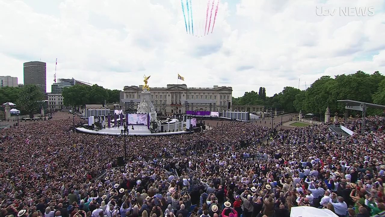 Jubilé de platine d’Elizabeth II au Royaume-Uni: Regardez la reine et la famille royale assister depuis le palais de Buckingham au survol aérien de la Royal Air Force - VIDEO
