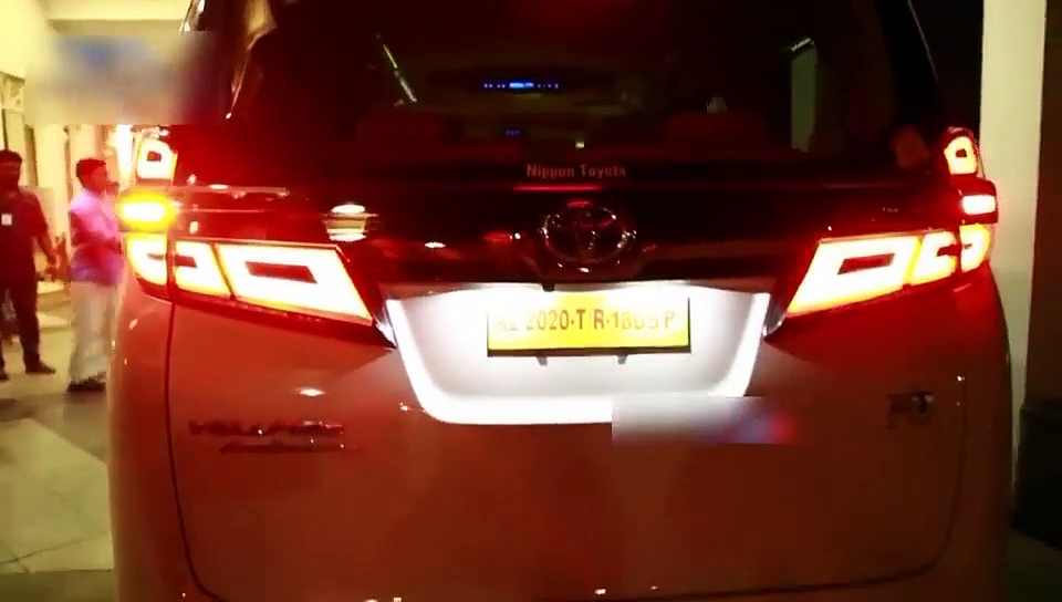 ഒരു കോടിയുടെ വെല്‍ഫയറില്‍ വന്നിറങ്ങുന്ന മോഹന്‍ലാല്‍; വൈറല്‍ വീഡിയോ