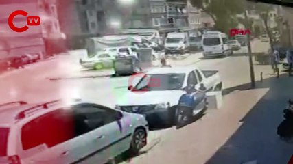 Motosiklet park halindeki minibüse çarptı; o anlar kamerada