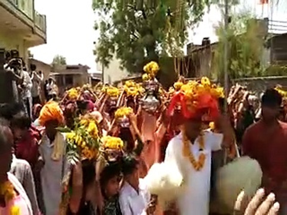 Kalash Yatra: मूर्ति प्राण प्रतिष्ठा पर निकाली कलश यात्रा, भजनों पर नाचते रहे श्रद्धालु-video
