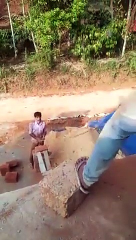 ഇഷ്ടിക മുകളിലെത്തിക്കാന്‍ ഒരു കിടിലം സൂത്രപ്പണി; തൊഴിലാളികള്‍ക്ക് സല്യൂട്ട്, വീഡിയോ