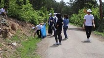 Lise öğrencileri ormanlık alanda atık topladı
